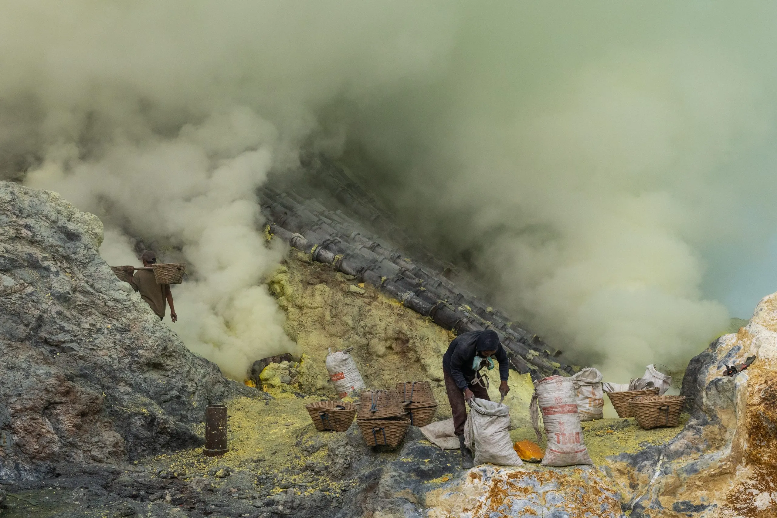 Loading the woven baskets at the foot of the deposit